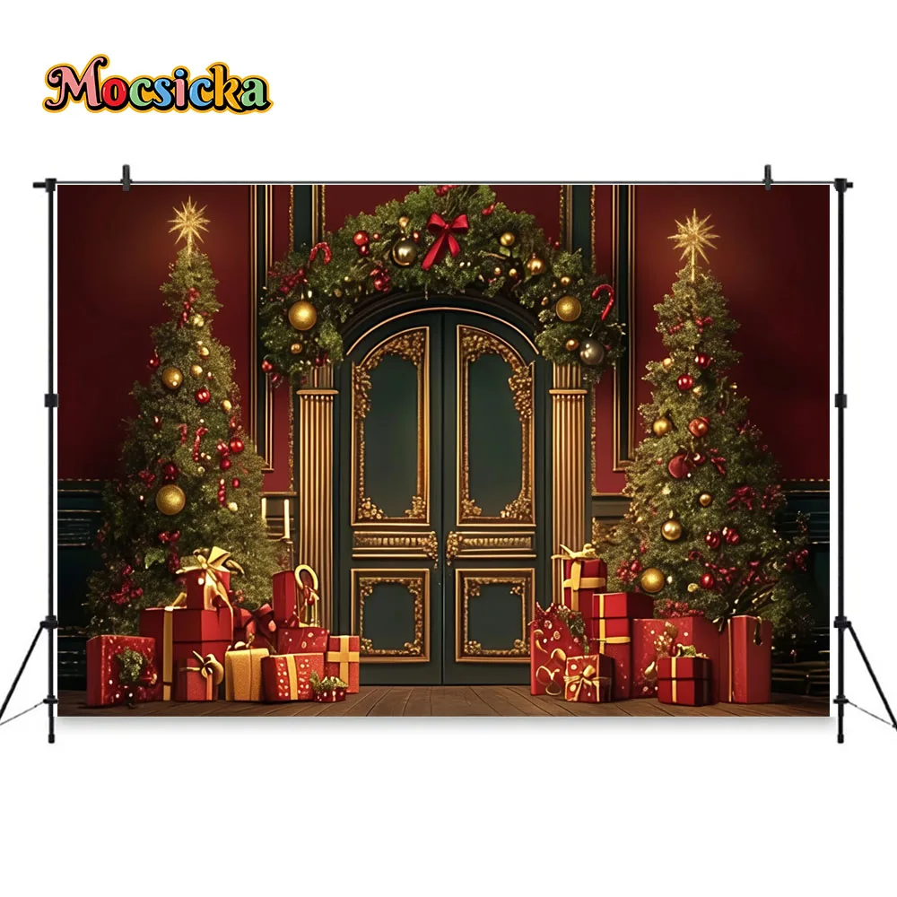 خلفية تصوير لغرفة الكريسماس الحمراء ، باب قوس كلاسيكي ، هدايا شجرة الكريسماس ، خلفية ذهبية لامعة ، طفل ، عائلة ، استوديو تصوير شتوي