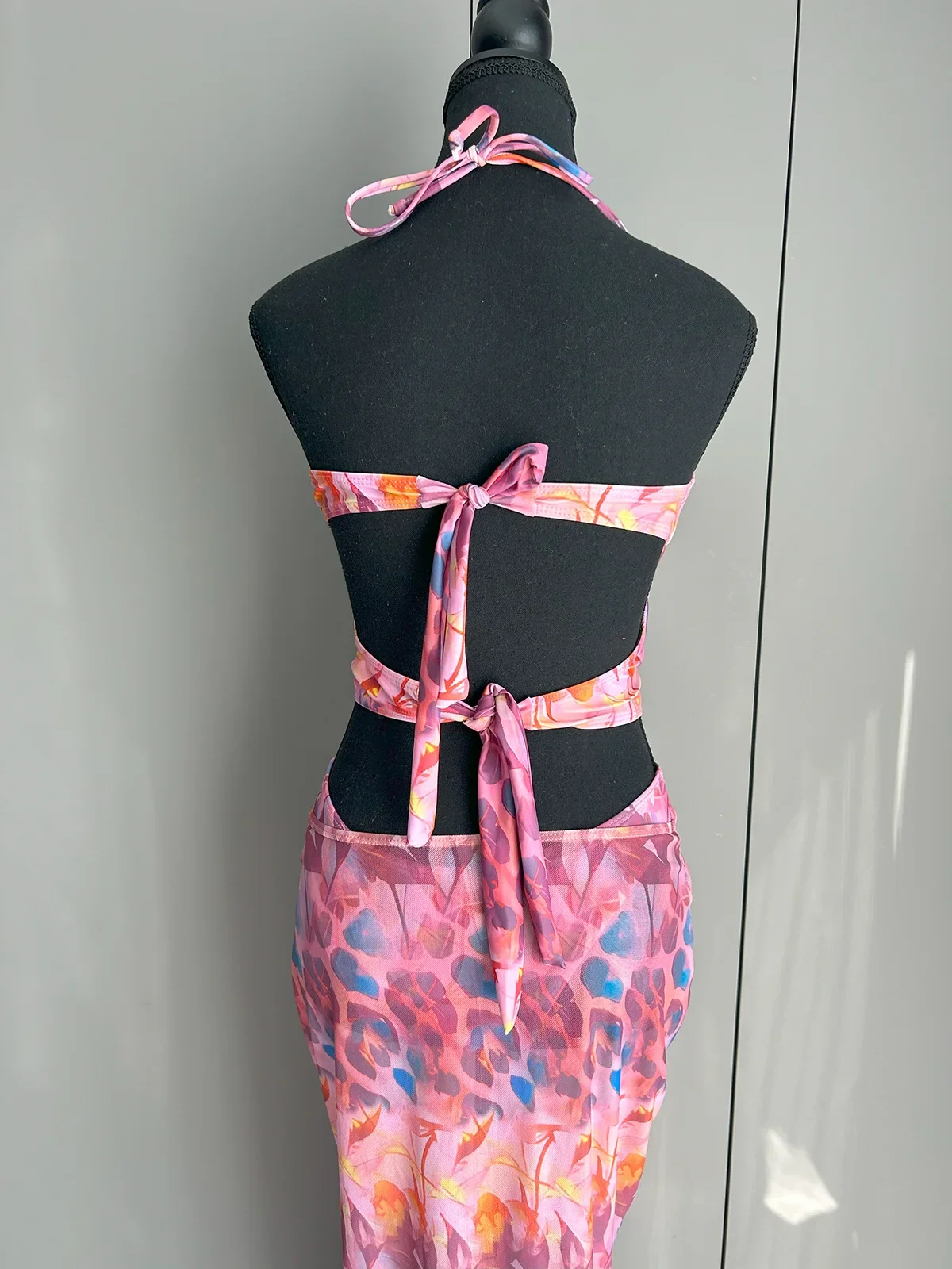 Traje de baño de una pieza con cuello Halter calado estampado y vestido largo de encaje 2025, traje de baño sin tirantes para mujer, ropa de playa elegante
