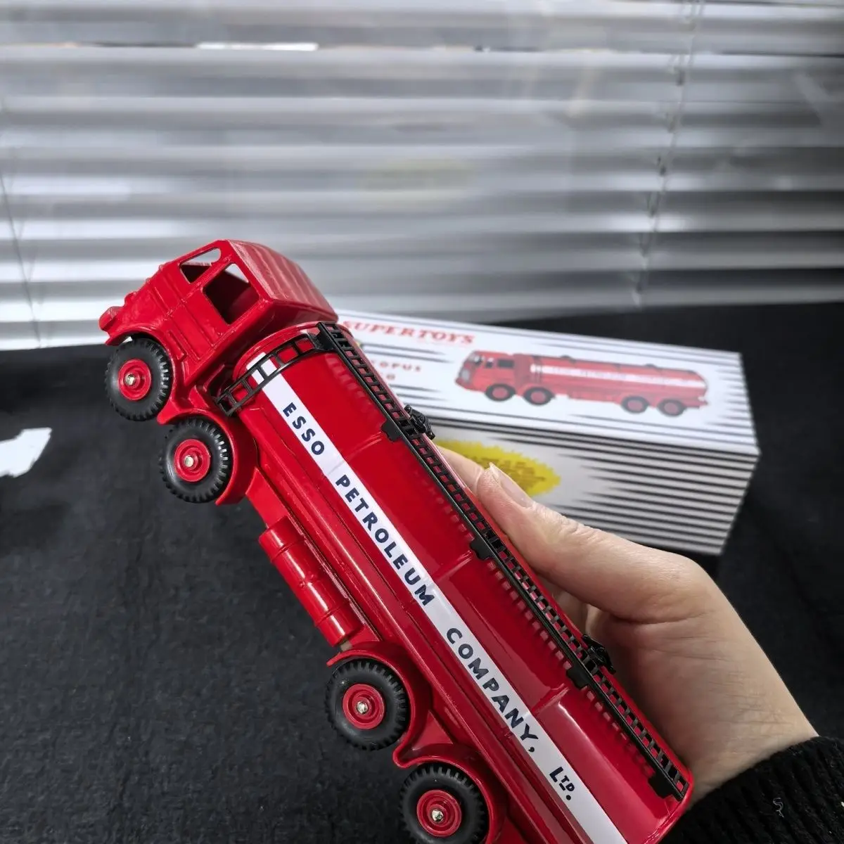 รถบรรทุกน้ำมัน Leyland Camion Citerne ขนาด 1:43 รถของเล่นโลหะผสมแบบหล่อขึ้นรูปและรถยนต์ของเล่น รถโมเดลขนาดเล็กสำหรับเด็ก