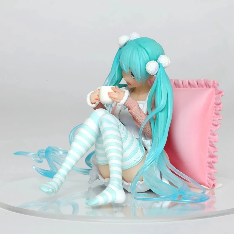 16Cm Anime Figuur Hatsune Miku Figuur Loungewear Paardenstaart Meisje Kariko Koyama Kussen Zitten Model Speelgoed Figuine Pvc Actiefiguur