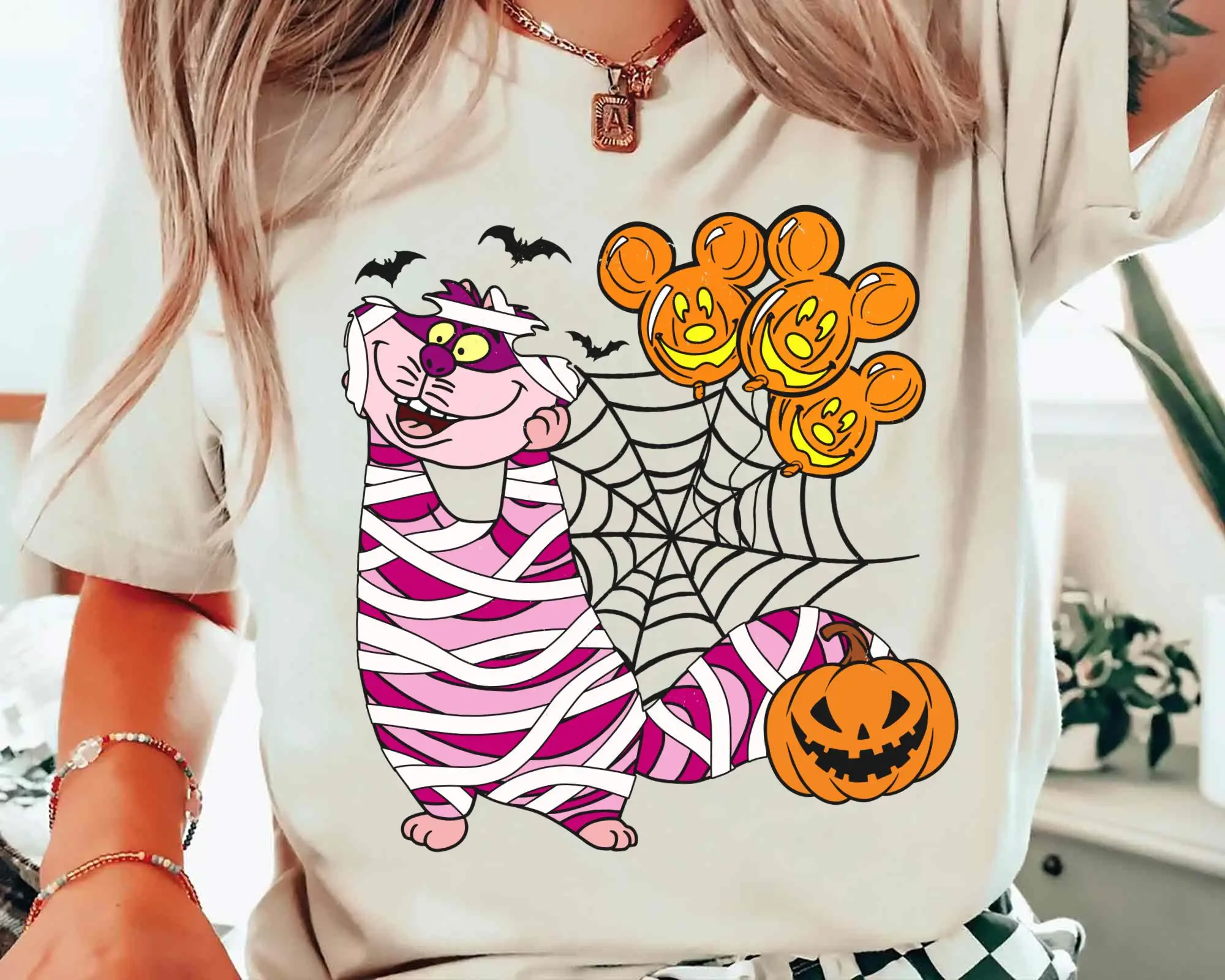 

Тема Диснея «Алиса в стране чудес» с забавным принтом «Чеширский кот», «Мумия», держащая тыкву и воздушным шаром»