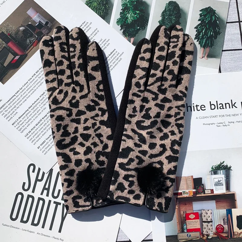 Winter New Fashion Sexy Opening Design Leopard Print Gloves Women Touch Screen Warm Full Finger Gloves Elegant Soft Mittens G083