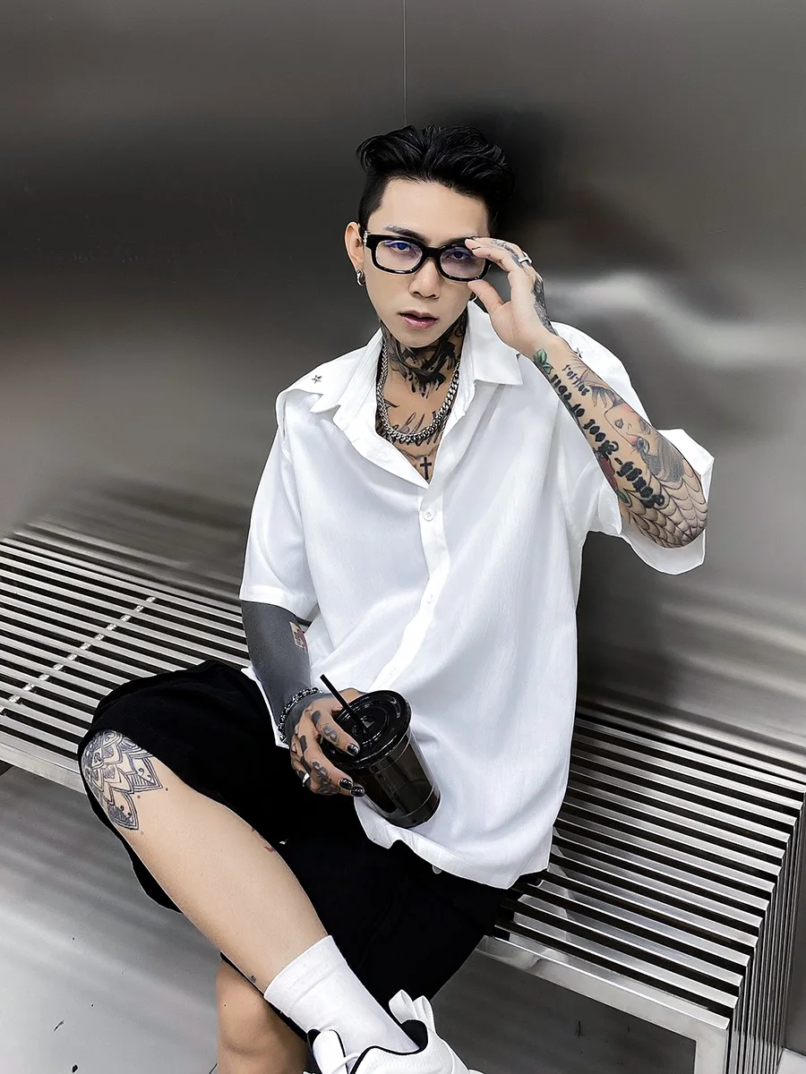 

VE2 Men's Loose Fit Short Sleeve Shirt Metal Decorative Design Breathable Polyester Fiber Summer Fashion Youth Casual Shirt