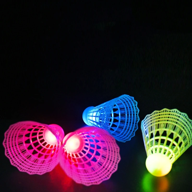 3pcs تنس الريشة المضيئة في الهواء الطلق الريح الريشة مكوتيت ليد LED LED الريشة الرياضية للبالغين الأطفال والعائلة