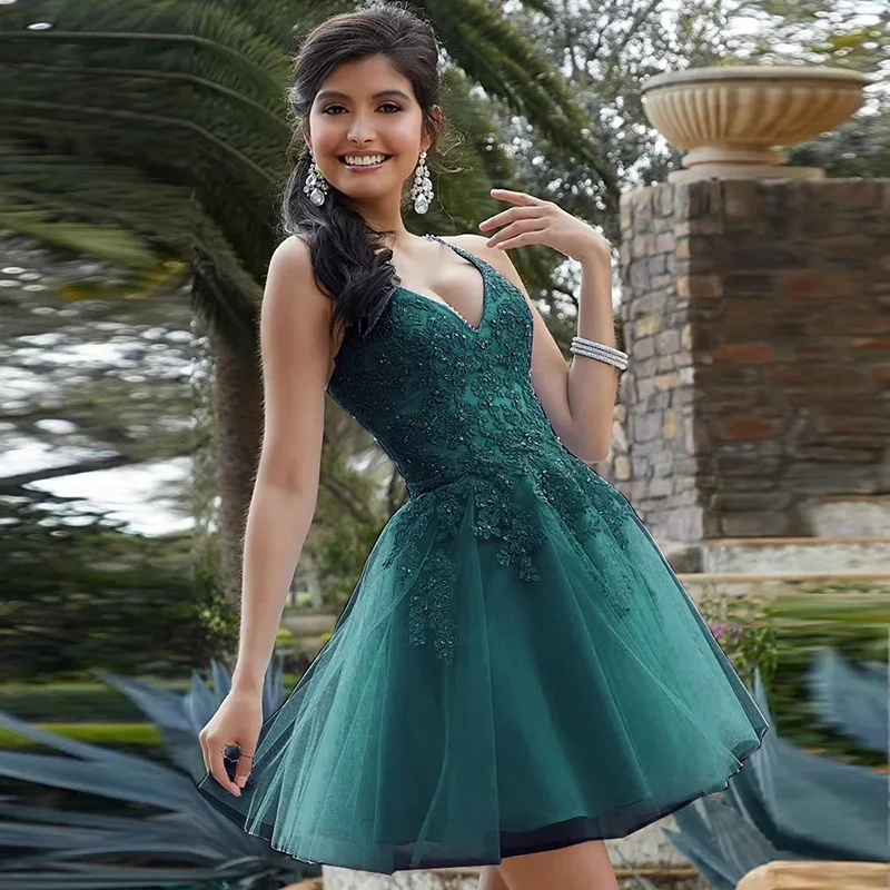 فستان حفلة موسيقية صغير مثير برقبة على شكل V أشرطة سباغيتي دانتيل مطرز بالخرز فساتين العودة للوطن تول على شكل حرف a فستان قصير للحفلات حسب الطلب