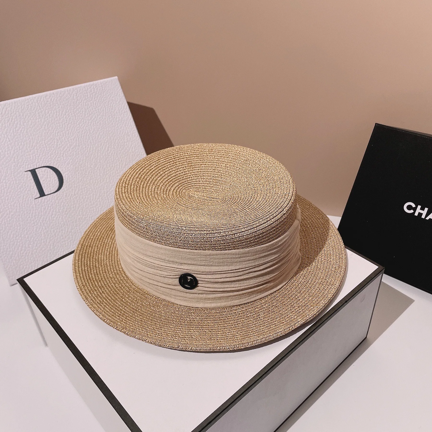 قبعة صيفية منسوجة من العشب الناعم واقية من الشمس من القش ذات حافة صغيرة مصممة، على الطراز الياباني الكوري للاستخدام الخارجي غير الرسمي للنساء