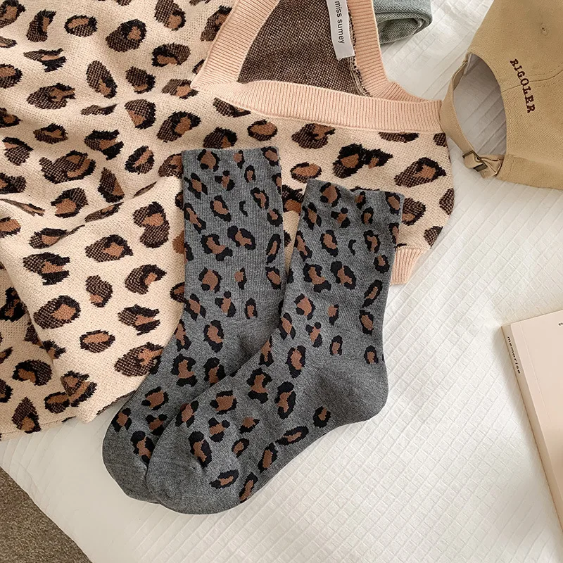 1/5 Paar Damen-Socken mit Leopardenmuster, gepunktet, mittellang, modisch, bequem, schweißabsorbierend, atmungsaktiv, für alle Jahreszeiten, lässige Socken – Detail 3