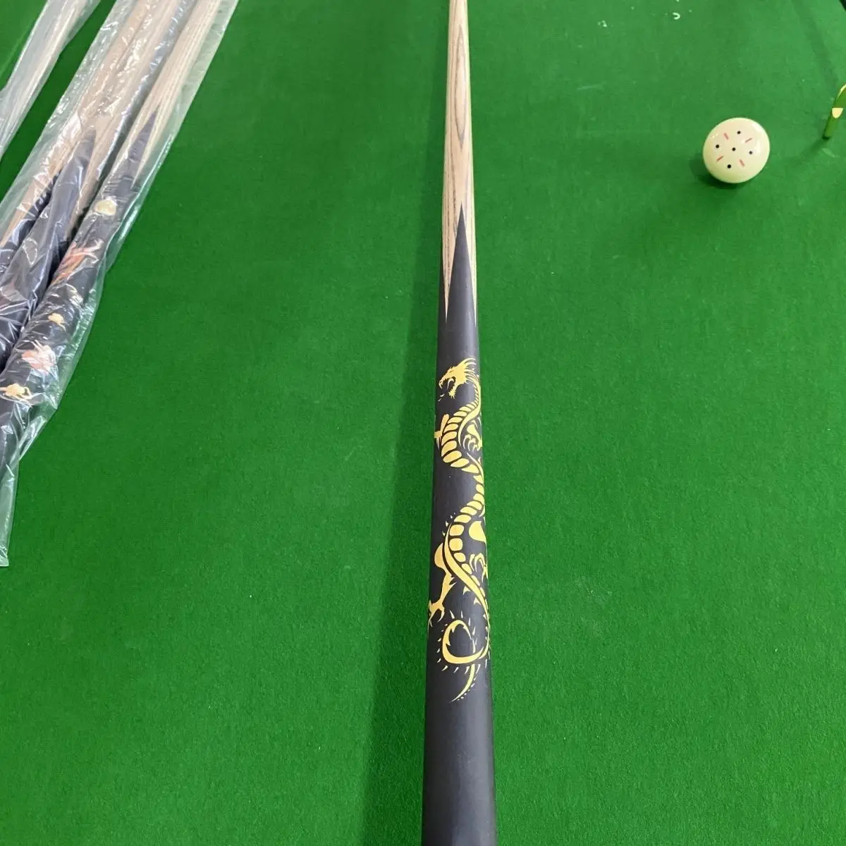 Pro Billiard Snooker Pool Cue Ash Wood Shaft Chinese Flying Apsaras Print Black Grip Billiard Stick For Indoor Billiard Sports