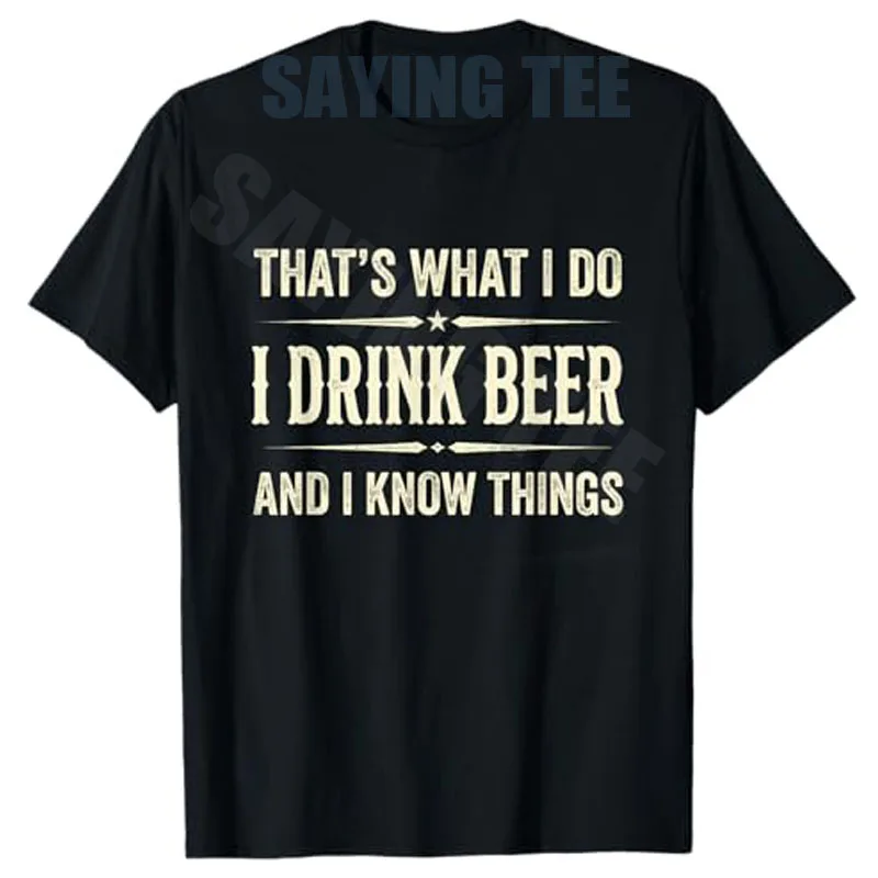 Das ist, was ich tue: Ich trinke Bier und ich weiß Dinge. Lustiges Bier-T-Shirt mit Y2K-Schriftzug, bedrucktes Spruch-T-Shirt, Grafik-Kleidung für Bierliebhaber. – Detail 3