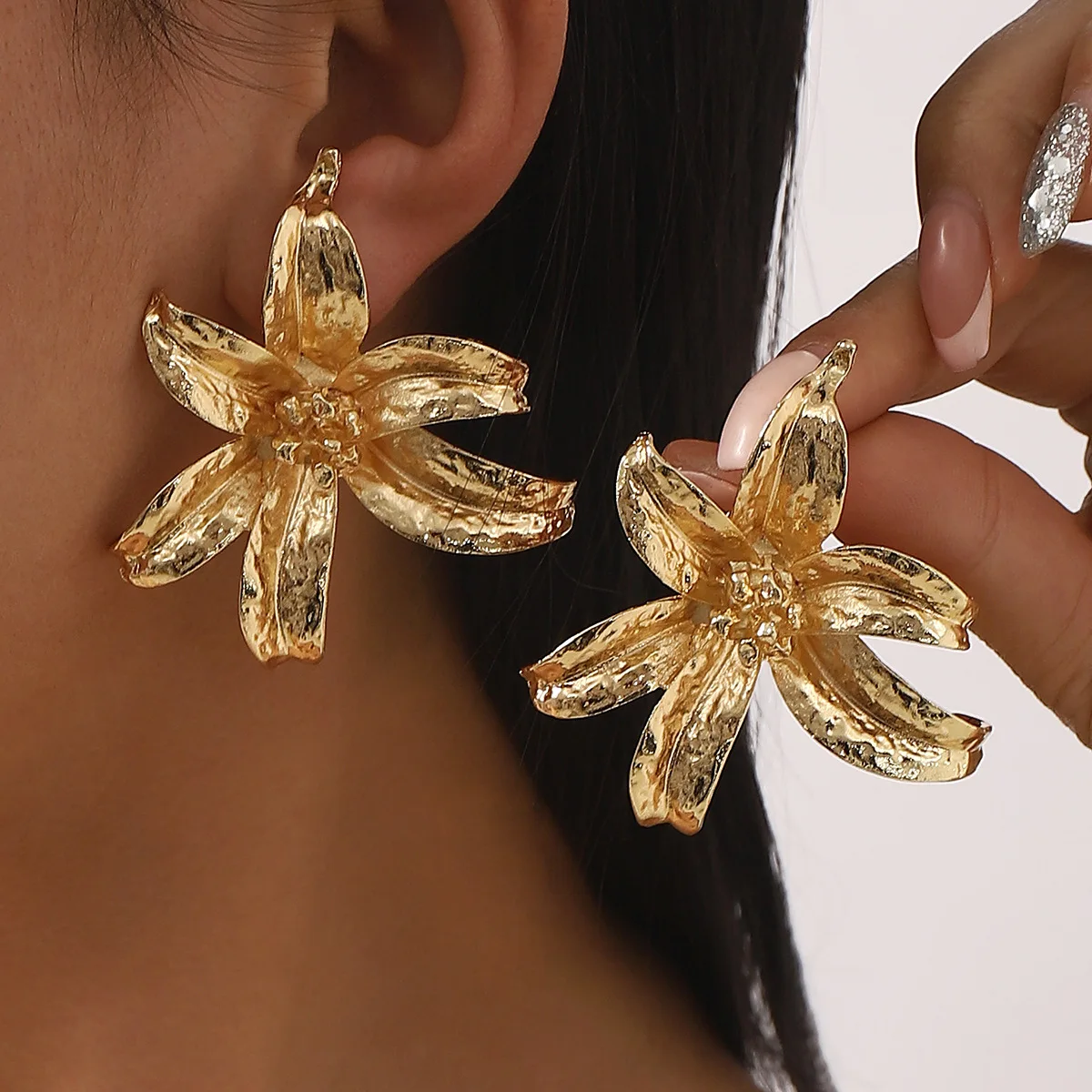 Textured Metallic Blooming Flower Stud Earrings Giant Statement Hammered Floral Ear Clips Retro Runway Glamour Jewelry