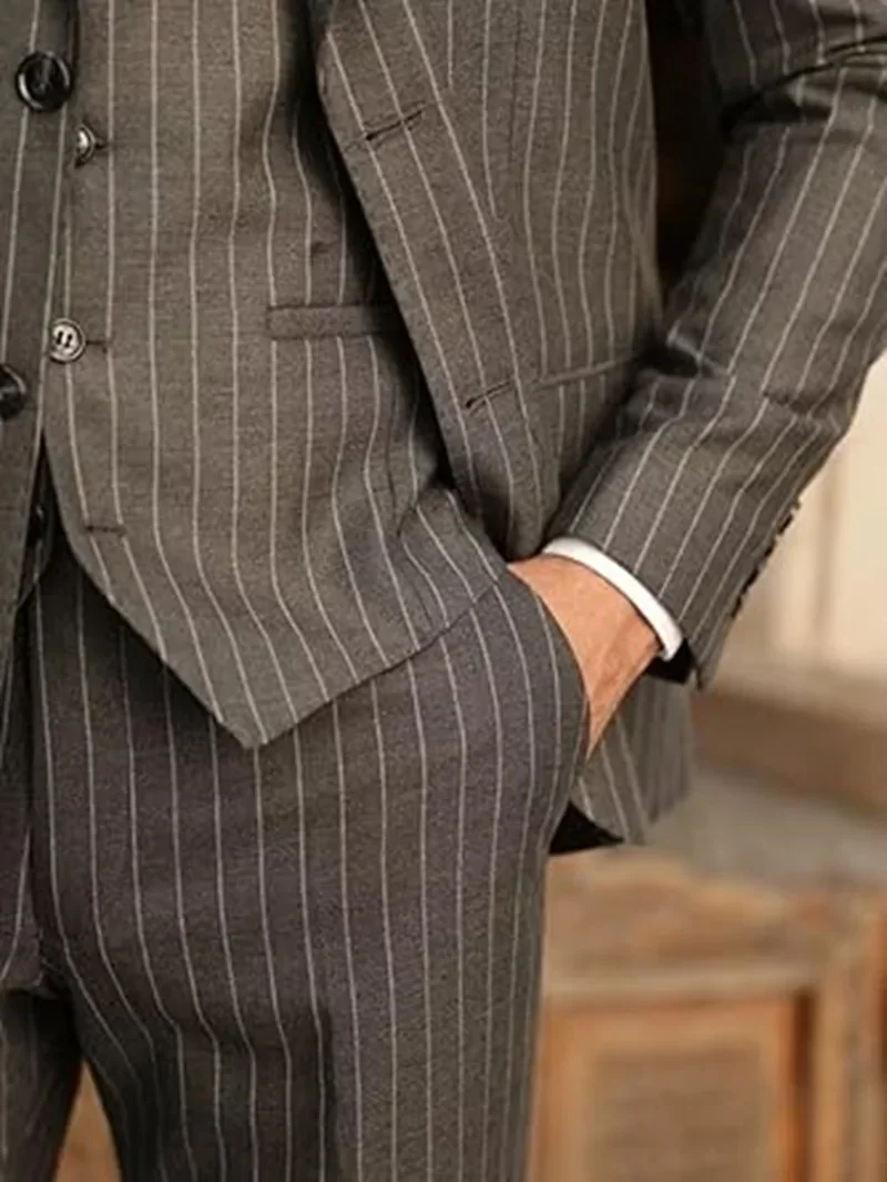 Men\'s Classic Formal Pinstripe Tuxedos Suits 3 Pieces Slim Fit Blazer Peak Lapel Two Button Groomsmen Wedding Dress Business