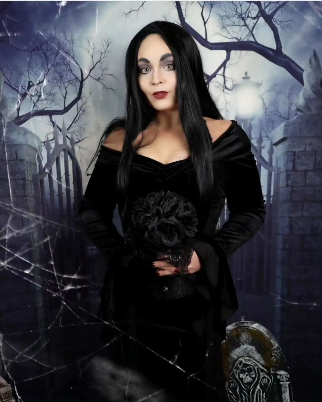 Synthetische Perücken Lange Schwarze Perücke für Morticia Addams Kostüm, Cher Kostüm Halloween Perücke für 70er Jahre Party Hexenkostüm Perücke für Frauen – Detail 12