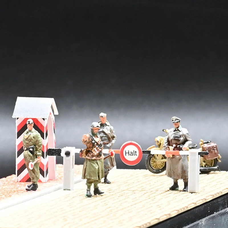 

Масштабные модели из ПВХ 1:72: Немецкие солдаты для контрольно-пропускных пунктов (4+1) с мотоциклом и платформой, подходящие для сцен с танками, коллекционные.