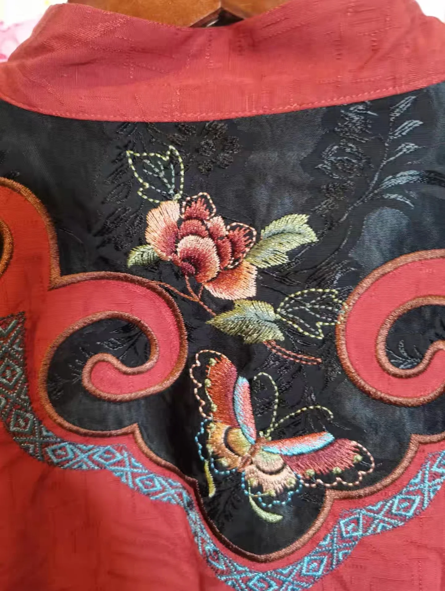 Original besticktes Top aus rotem Baumwollleinen, lockeres Hanfu im chinesischen Stil, Stehkragen, handgefertigte Schnalle, Retro-Damenbekleidung