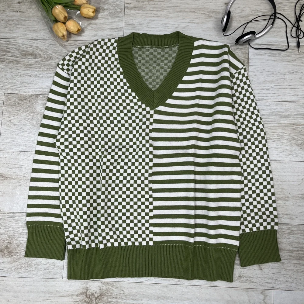

2025 женский зеленый свободный полосатый пуловер с v-образным вырезом, трикотаж, осень-зима, новый индивидуальный повседневный модный вязаный свитер с длинным рукавом