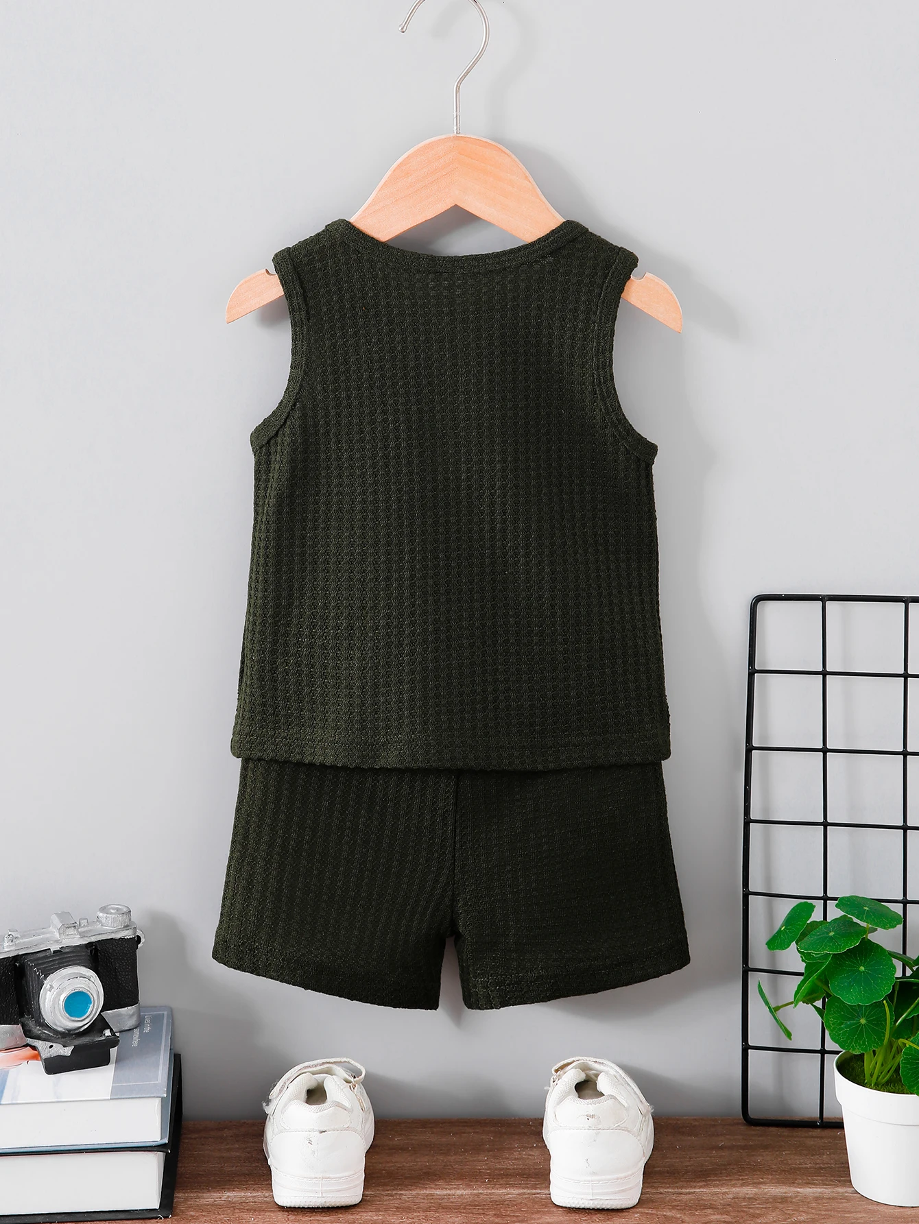 Boys Summer Vertical Pit Pattern Sleeveless Two-Piece Set Dark Green Henry Neck Vest + Matching Color Short Pants Ensemble