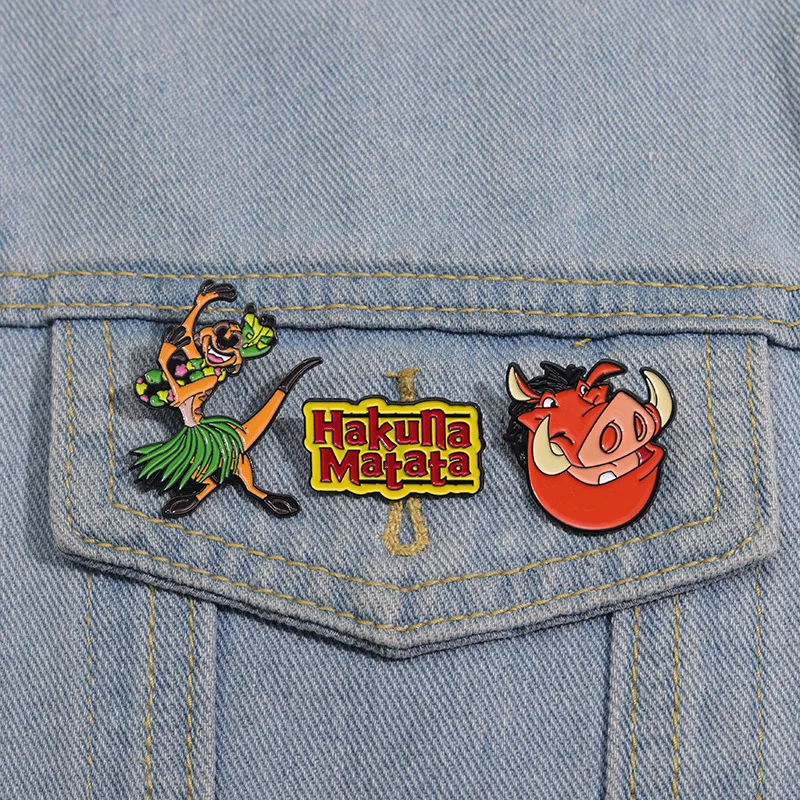 Broche en émail, Animal de dessin animé mignon, Warthog et Hula, singe dansant, Badge, drôle, thème Anime, Cosplay, épingle à revers, bijoux cadeau