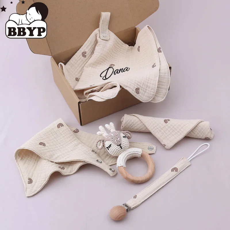 

Персонализированные подарки для новорожденных: полотенце для лица малыша, нагрудник для кормления, вязаная погремушка, успокаивающее полотенце, цепочка-держатель для соски, игрушки для купания младенцев