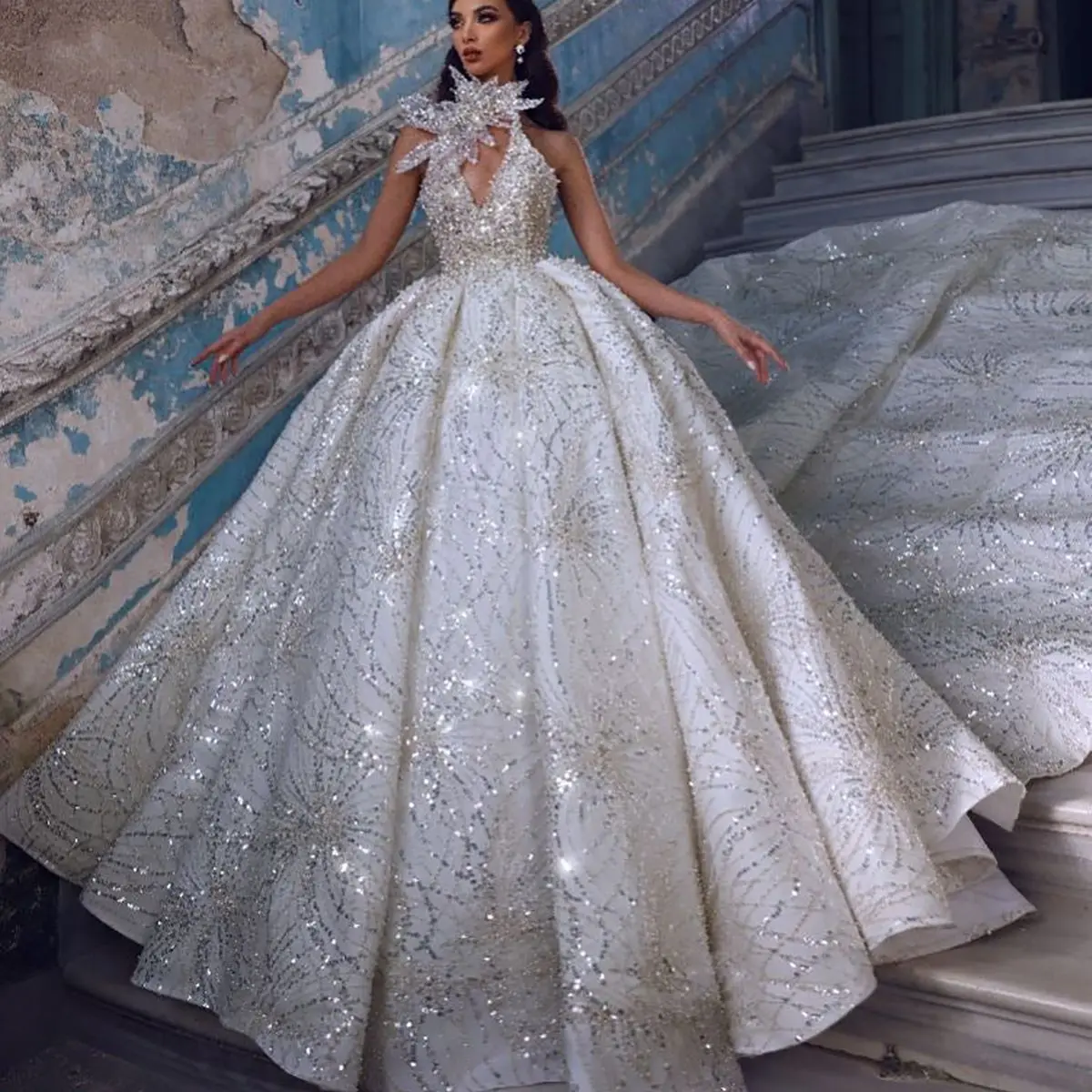 Gaun pesta desainer gaun pernikahan kristal Gereja applique bunga 3D manik-manik buatan tangan elegan dibuat sesuai pesanan renda kembali Vestina