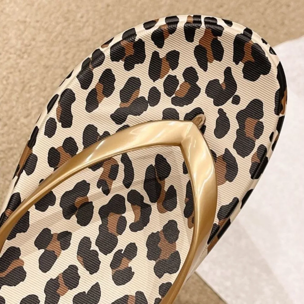 Fotografia 4: Chinelo Leopardo Simples e Versátil Antiderrapante Elegante para Mulheres, Sandálias de Praia, Chinelos Plataforma para Uso Interno e Externo