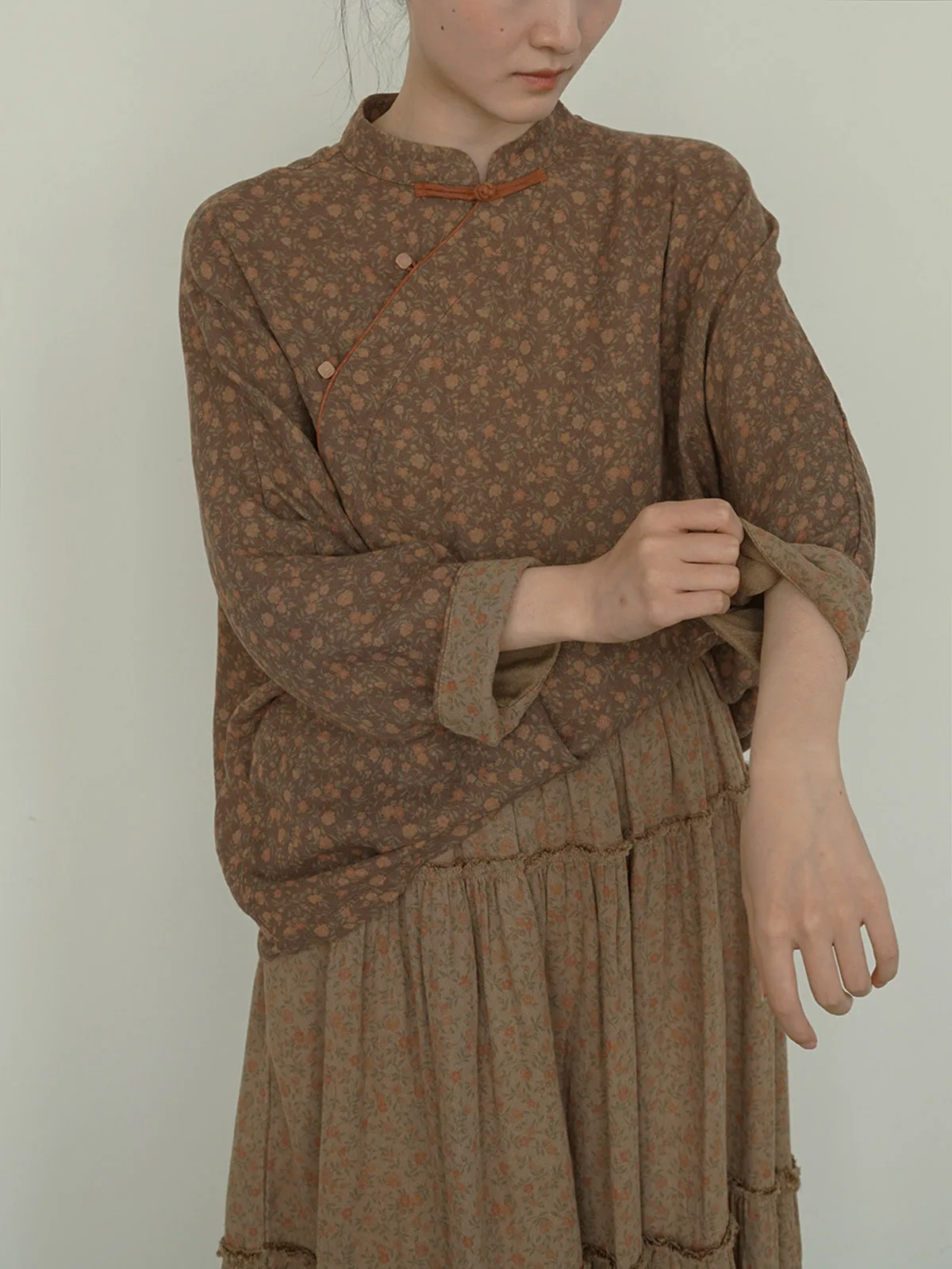 จีนคอเฉียงหลวมแขนค้างคาวเสื้อผู้หญิงPullover Retroอินเทรนด์การออกแบบSenseรูปผ้าฝ้ายดอกไม้ปุ่มTang SuitTop