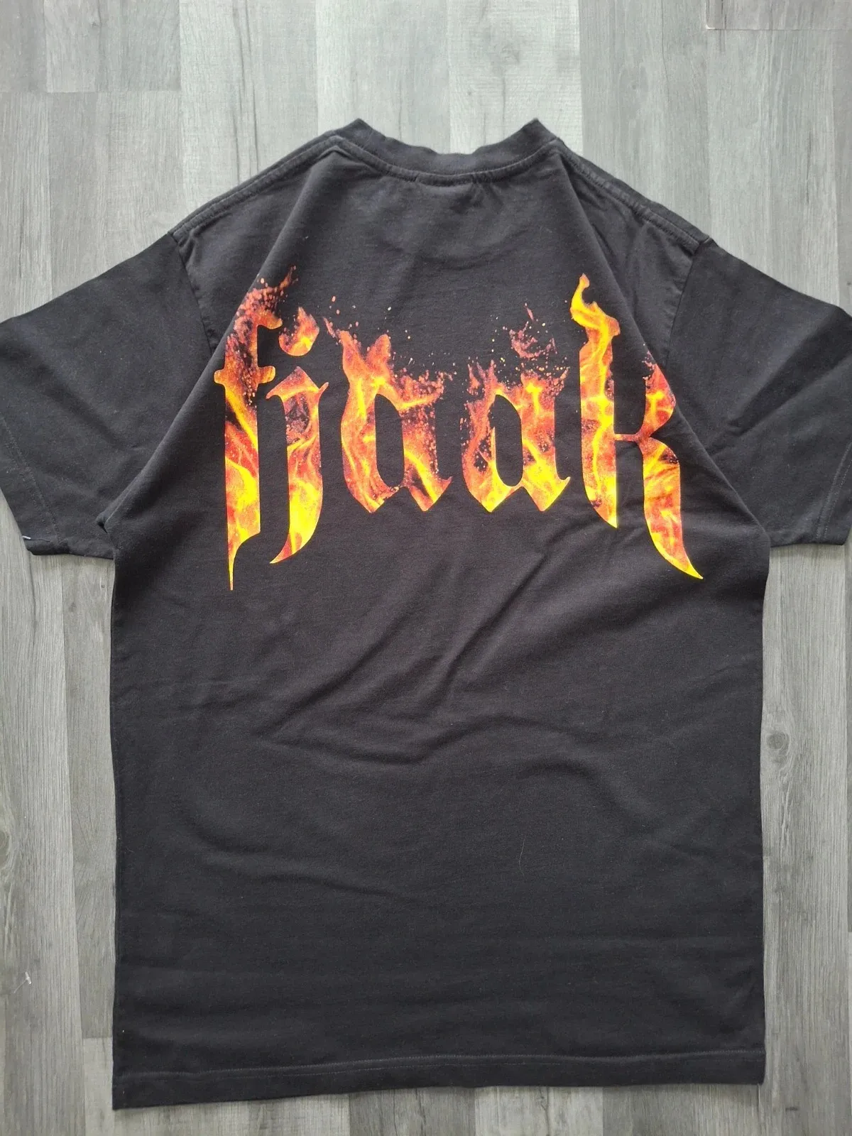 Fjaak Berlin Techno Duo Camiseta Chama Spellout Logo Camiseta Preta Merch Tamanho S