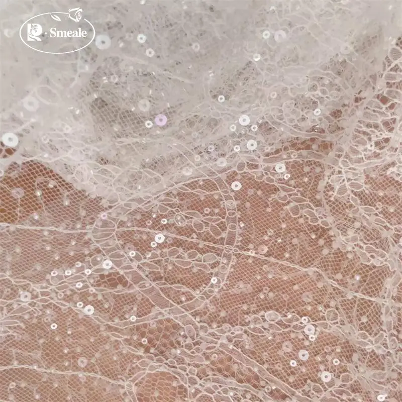 3 Yards. Weiße Perlen, Glitzernde Pailletten, Spitzenstoff. Luxuriöses Abendkleid aus französischer Spitze. Hochwertige Maßanfertigung für Braut- und Hochzeitskleider. – Detail 3
