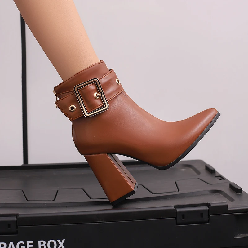 أحذية كاحل قطيفة بسحاب خلفي ، معدن فائق ، مشبك حزام ، كعب مدبب عالي ، كعب سميك ، داخلي ، نمط موجز ، حجم كبير