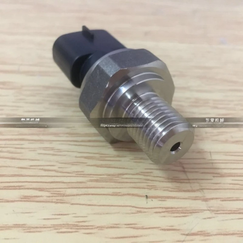 حار بيع ايسوزو حفارة 4JJ1 6UZ1 4HK1 6HK1 مستشعر ضغط الزيت لشركة هيتاشي سوميتومو ساني اليابان