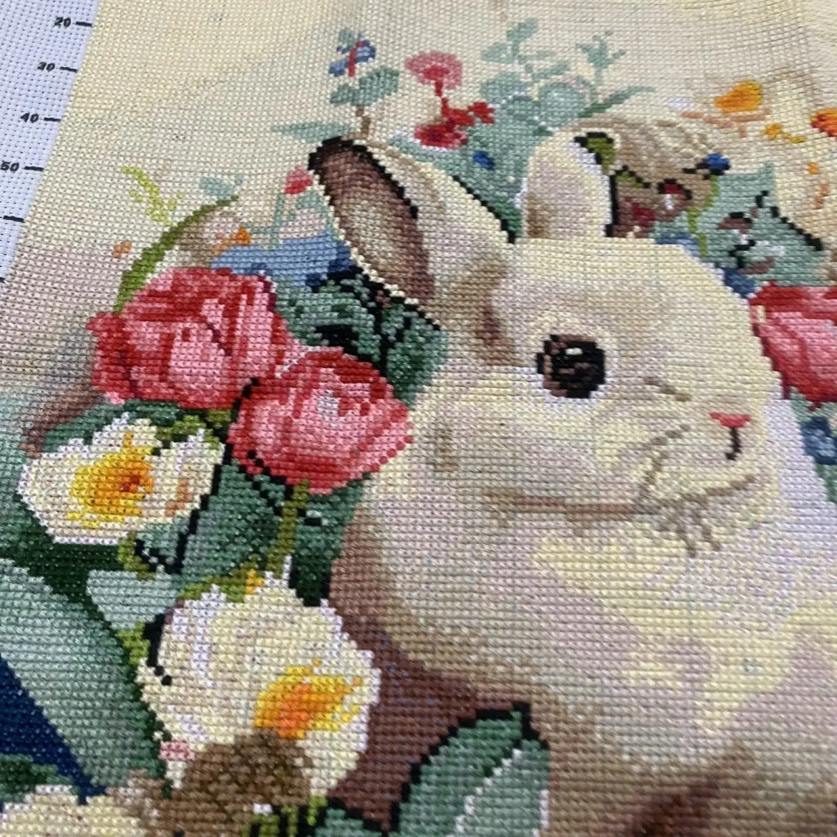 Ponto Cruz artesanal com coelhos bonitos, produtos acabados, formando um cluster de flores de 45*45cm, Clusters com flores