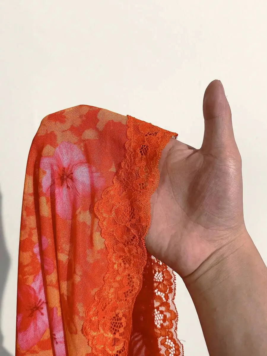 Vestido Mini Bodycon Laranja com Renda Floral, Detalhes em Tule e Laço