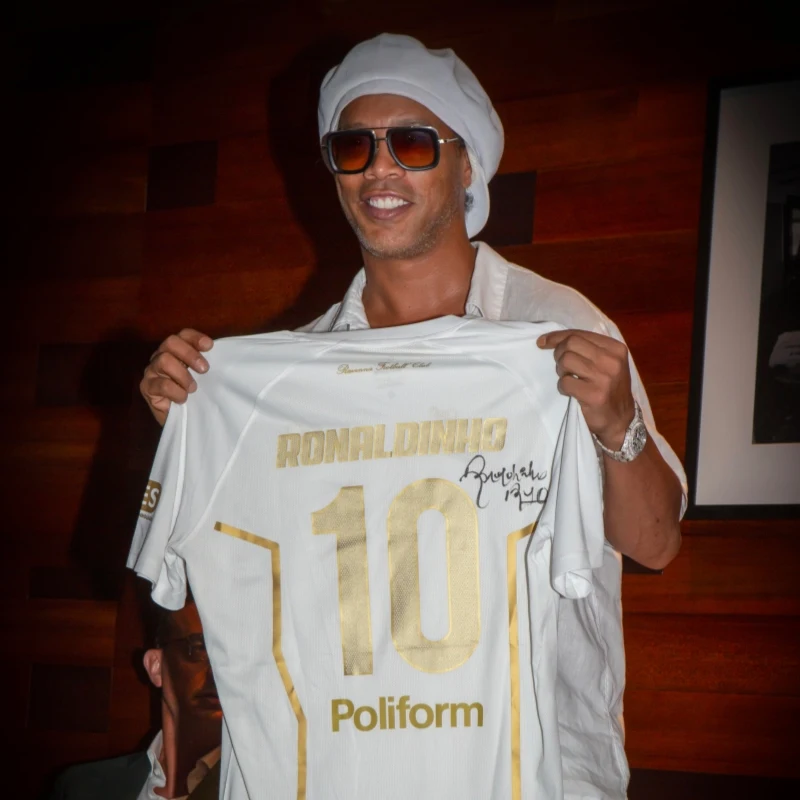 2026 Neuer RONALDINHO Nr. 10 Retro-Fußballtrikots, atmungsaktives Mesh-Sport-T-Shirt, Unisex-Fan-Gedenk-Oberteil, Familien-Set – Detail 4