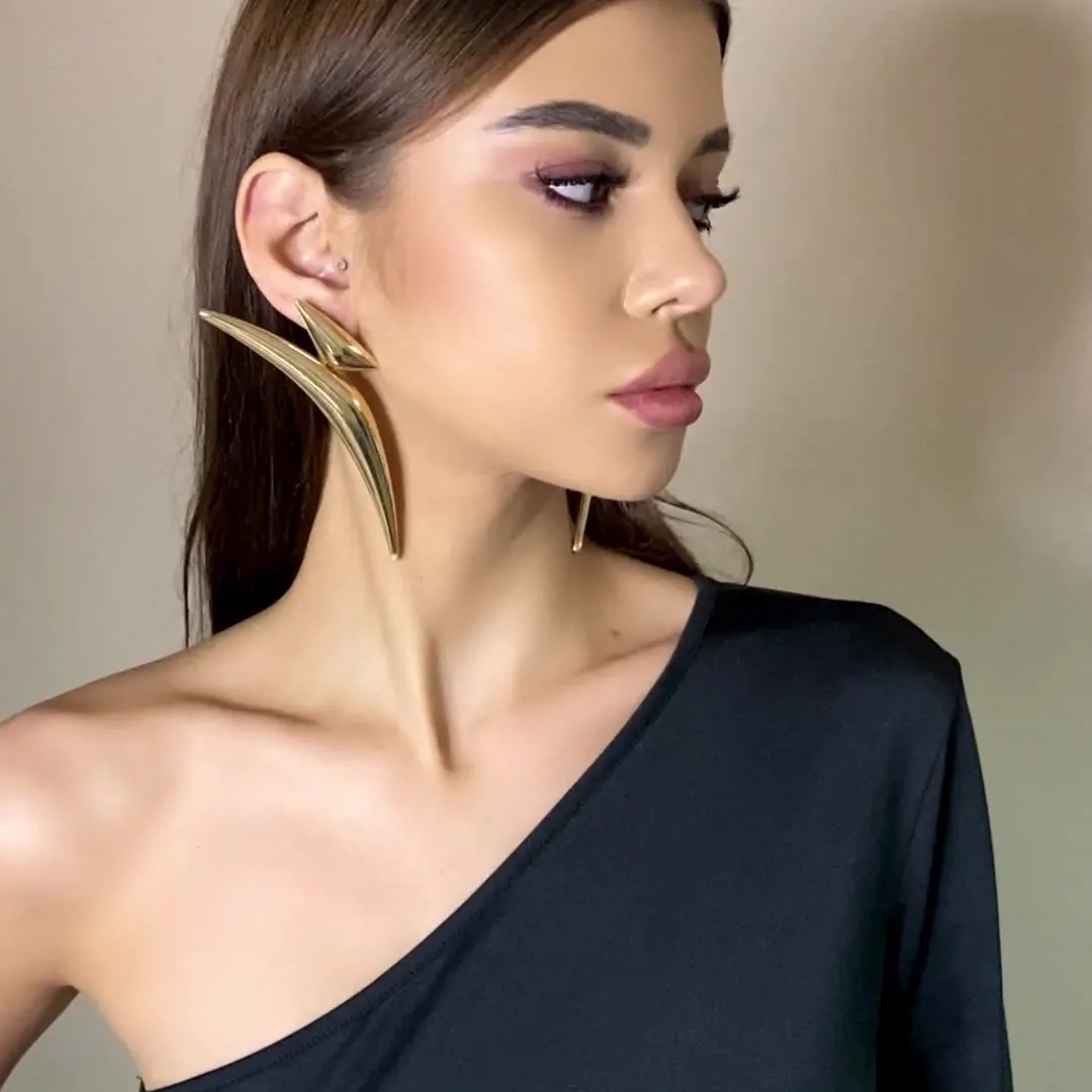 Exaggerated Geometry Long Curved Drop Earrings Fashion Aesthetics Thick Metal Triangular Earrings Women\'s Trendy Stage Jewelry