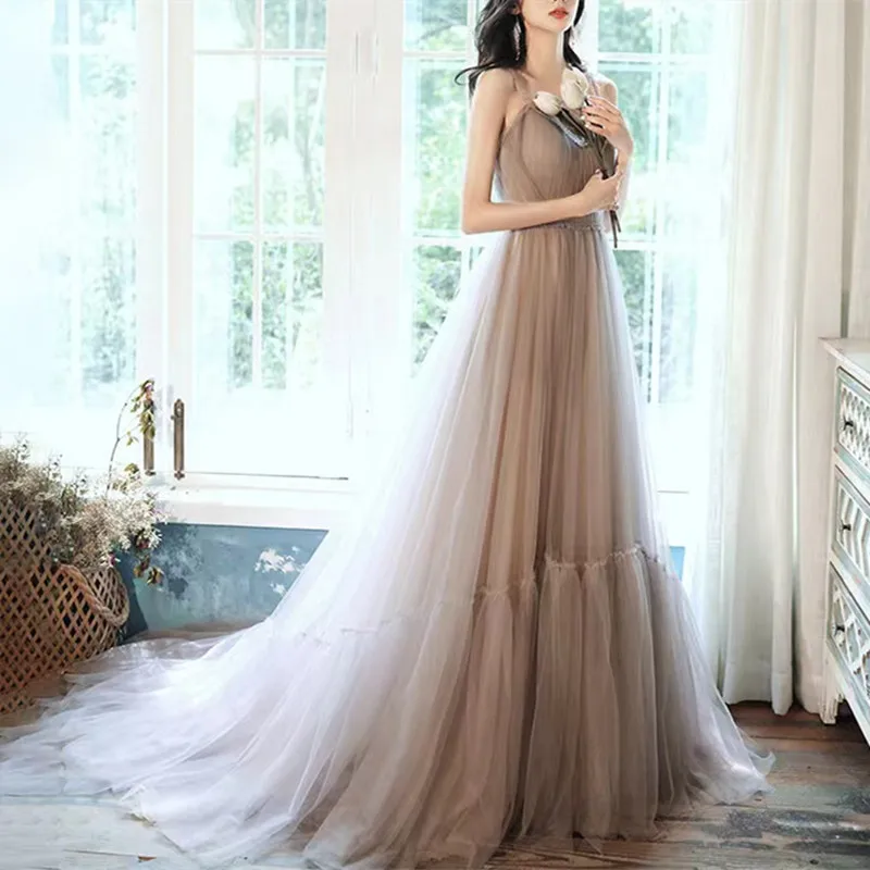 หรูหราพรหมชุด A-Line V คอสายสปาเก็ตตี้ความยาวชั้น Tulle ผ้าพันคอเปลือยอย่างเป็นทางการชุดราตรีชุดชื่อเสียง