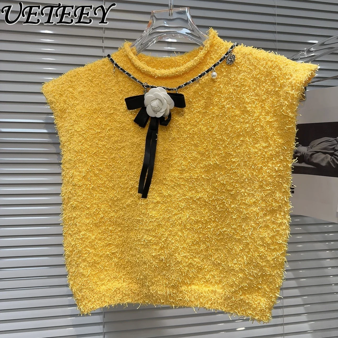 Spring and Autumn New Flower Pin Chain Plush Sleeveless Sweater Solid Color Fashion Outerwear Short Knitted Vest for Women