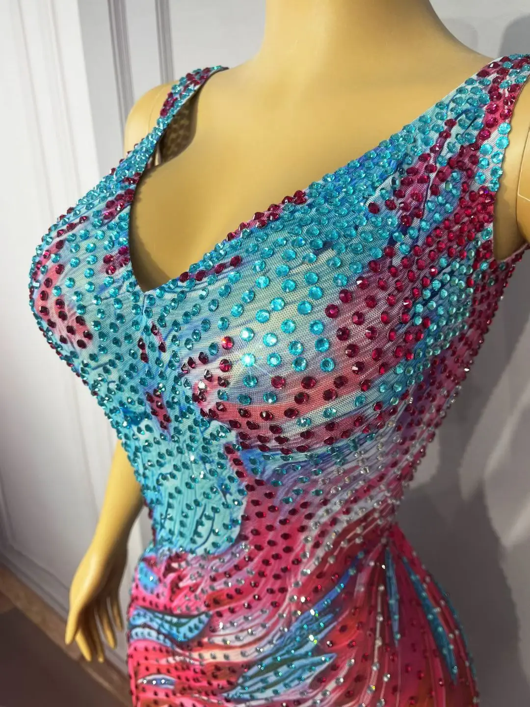 Haizhongye Elegant Gradient Blue Red Mesh Rhinestone Bodycon Long Dress Sleeveless V Neck High Split Gala Party Outfit