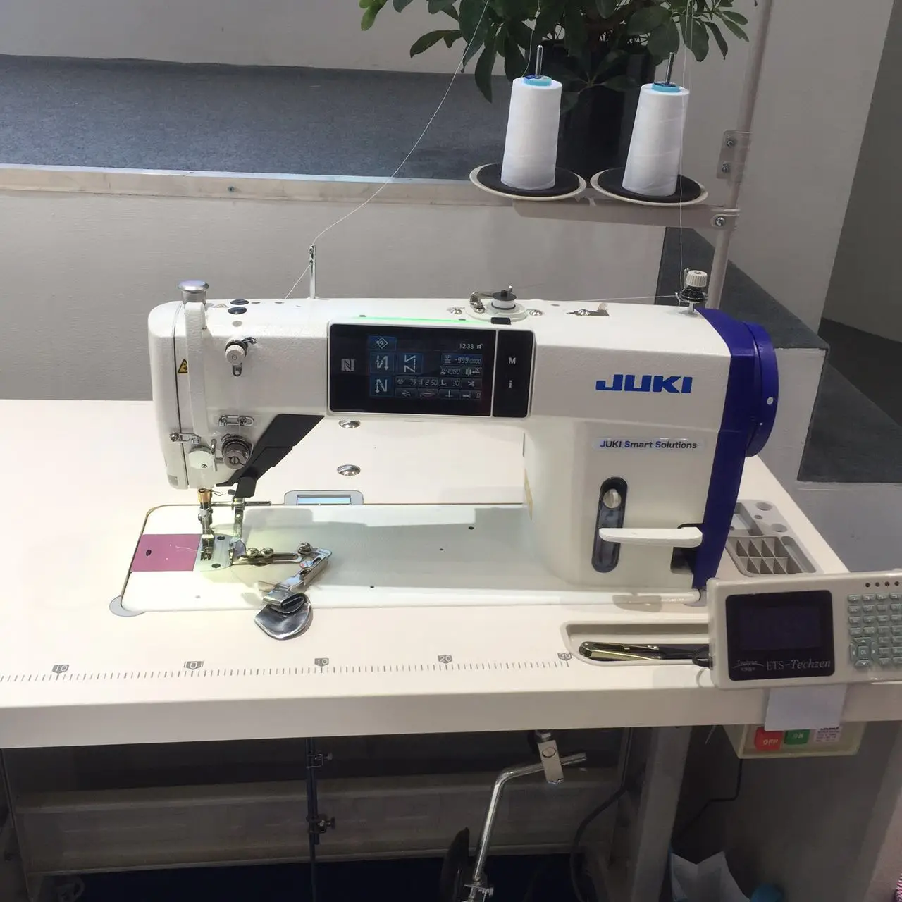 Fairly Used Electric Automatic T-shir Original Brand jukis 9000c Lockstitch Industrial Sewing Machine Single Needle