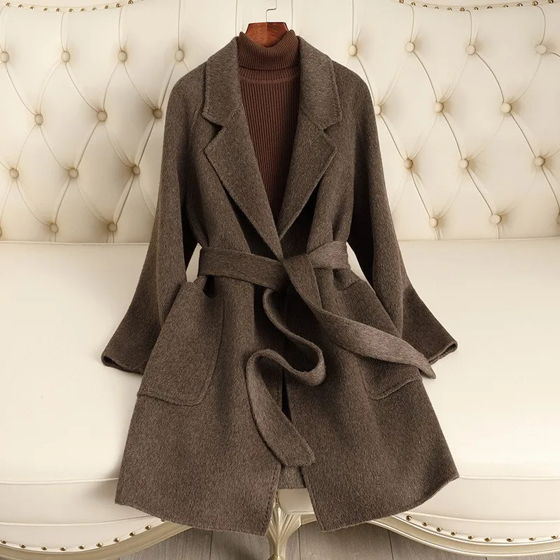 

Новое двустороннее шерстяное пальто средней длины с завязками, полностью ручной работы, из чистой шерсти, с женственным шармом.