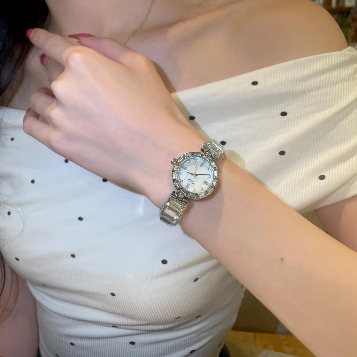 Round light luxury watch for women high quality small dial trendy and simple ladies watch 2025 new waterproof quartz watch