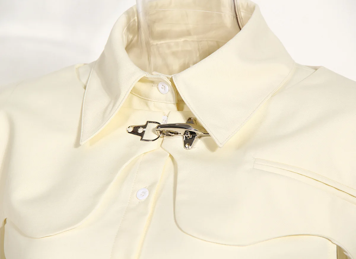 ส่วนบุคคลของผู้หญิงชุดสองชิ้นเสื้อเชิ้ตแขนสั้นกลีบเสื้อกั๊กและผ้าคลุมไหล่แขนยาวออกแบบชุดสีขาวและสีดํา