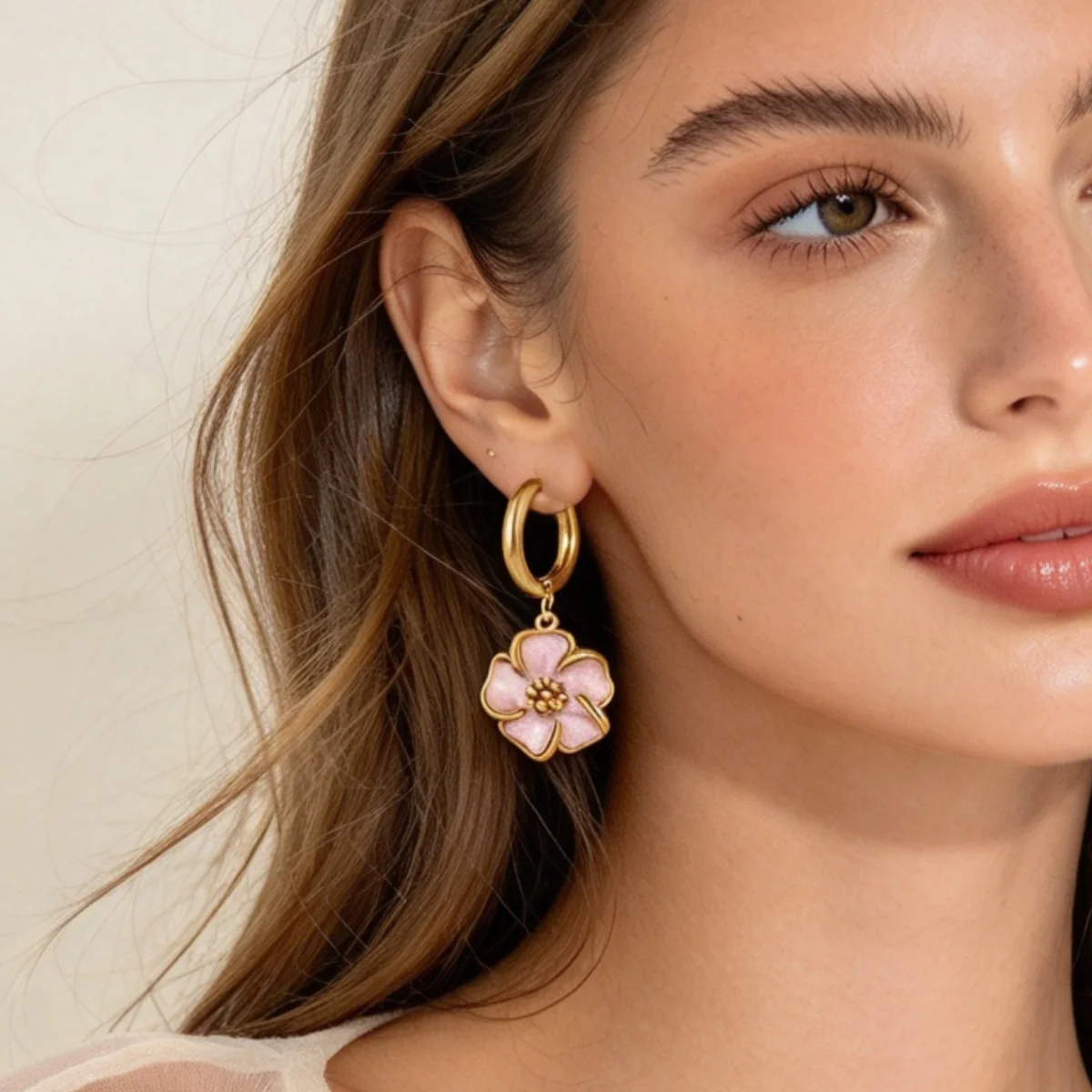 Süße rosa-weiße Emaille-Blumen-Ohrringe, goldfarbener Edelstahl, Blumen-Huggie-Creolen, baumelnde Ohrringe, Damen-Party-Geschenk – Detail 13