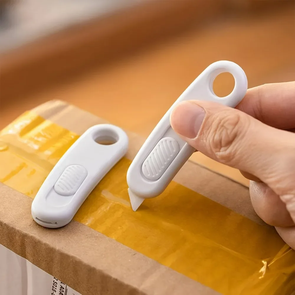 Mini coltello multiuso portatile in ceramica, lame sicure, apriscatole per imballaggio, utensili da taglio con portachiavi, foro per appendere con aspirazione magnetica