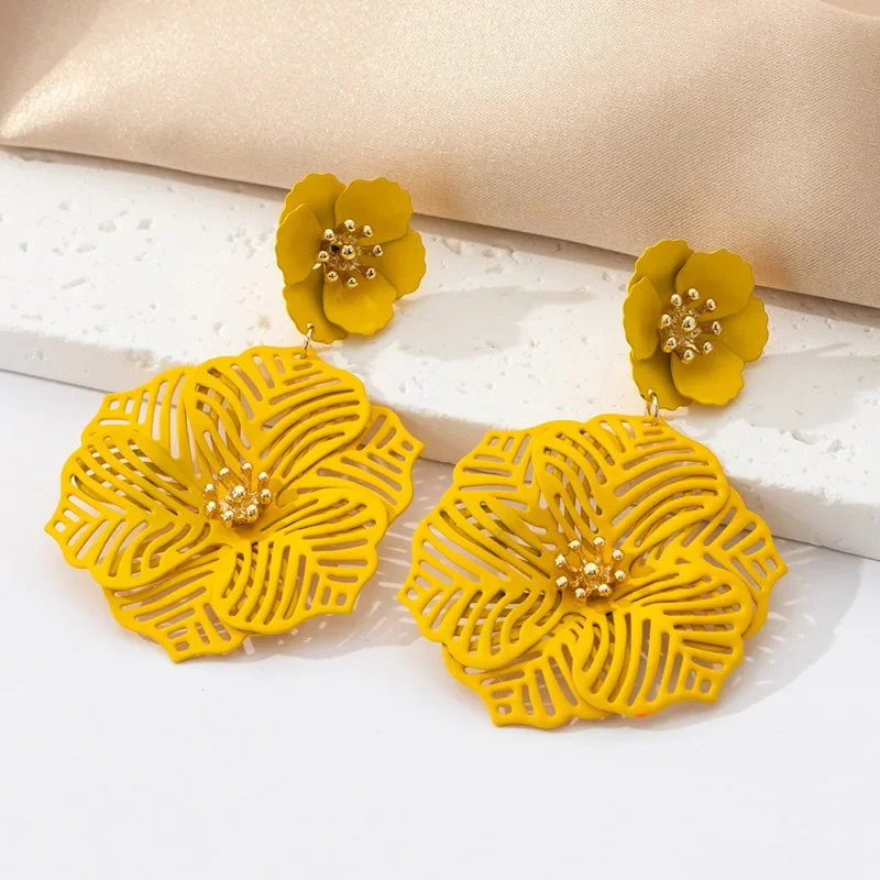 Orecchini a forma di petalo in metallo cavo con ciondolo a fiore per le donne regalo per feste gioielli di moda per le vacanze accessori per le