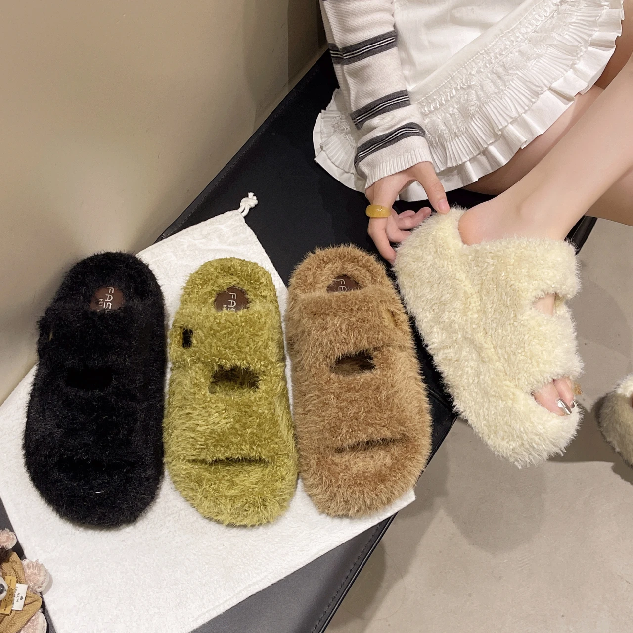 Autumn and Winter Fluffy Plush Skin-friendly Thick-soled Slippers for Women 2026 New Outdoor Leisure Non-slip Open-toe Slippers