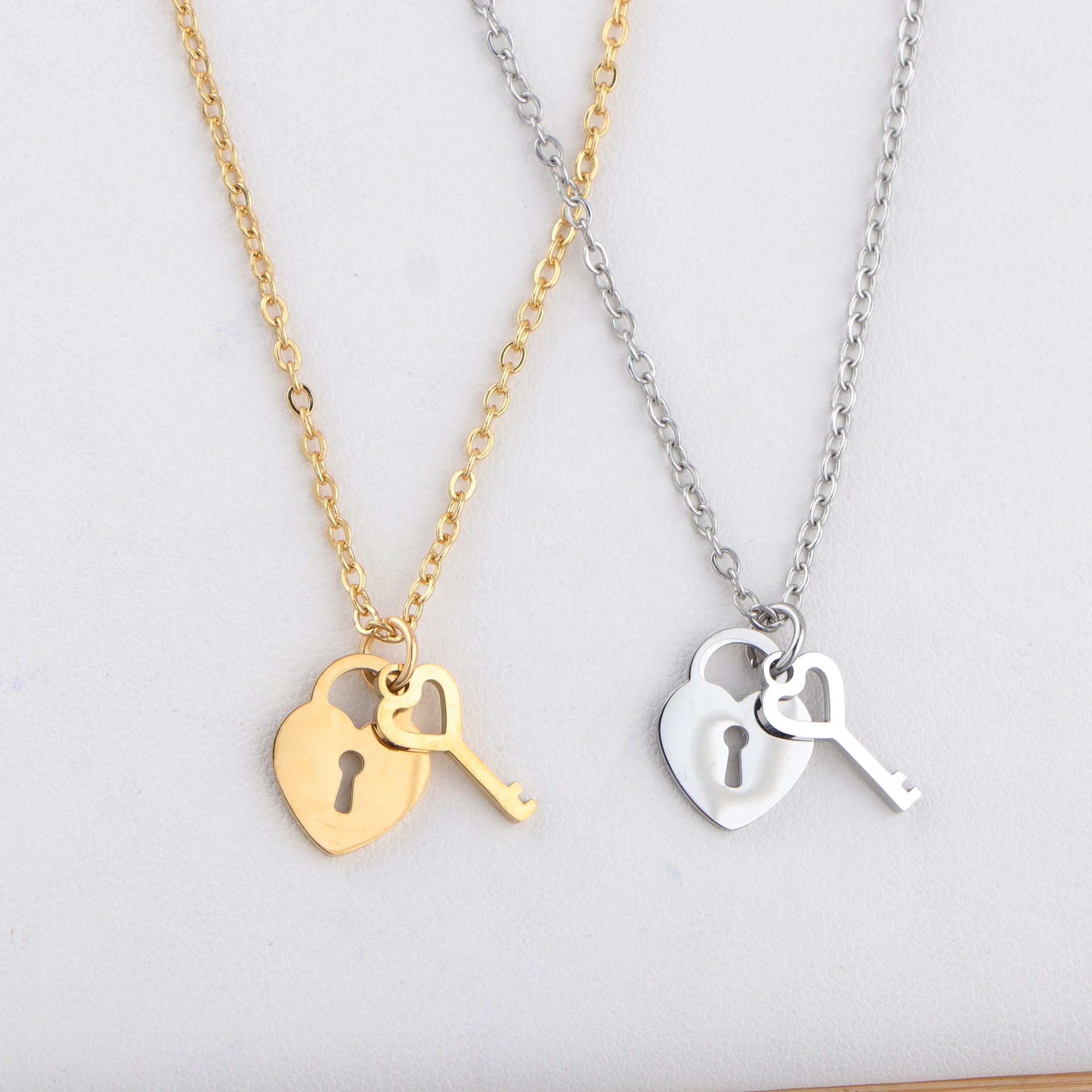 10pcs/lot Stainless Steel Mini Lock and Key Necklace Mirror Polished Key And Lock Love Heart Charms Pendant for Friend Gift