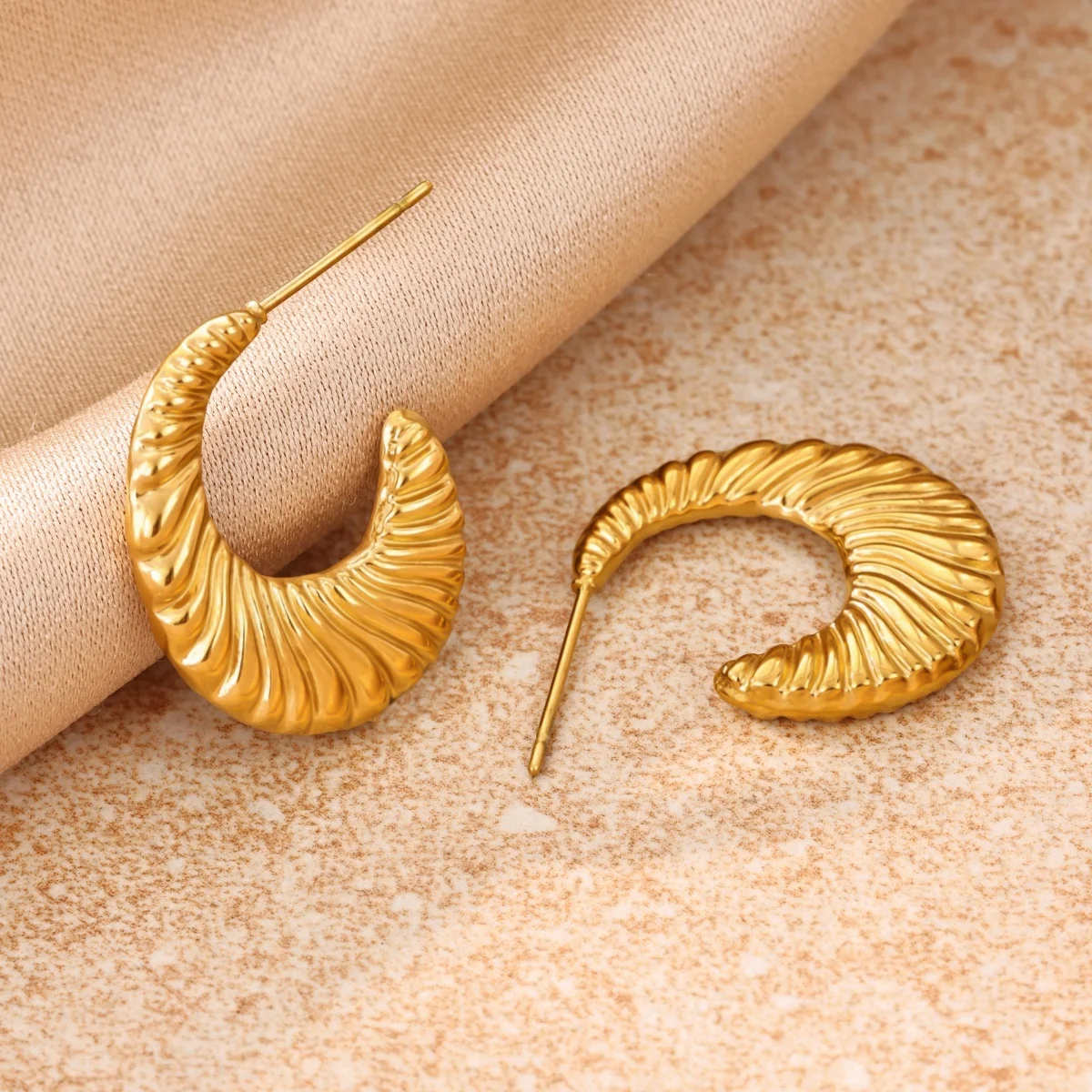 Vintage Goldfarbene Edelstahl-Creolen, gehämmerte geometrische quadratische plissierte klobige Croissant-Ohrringe, Damenschmuck – Detail 13