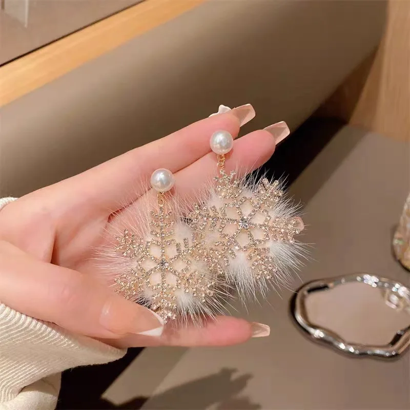

New Trend Christmas Element Earrings Temperament Senior Zircon Pearl Snowflake Earrings Princess Wind Earrings