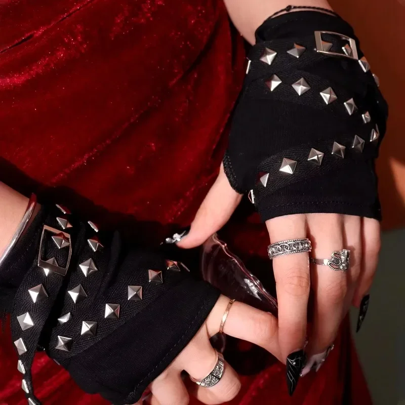 Charm Abstrakte übertriebene Punk-Stil Motorrad Metallniete schwarze Handschuhe für Männer und Frauen Stoff Fingerärmel Schmuck
