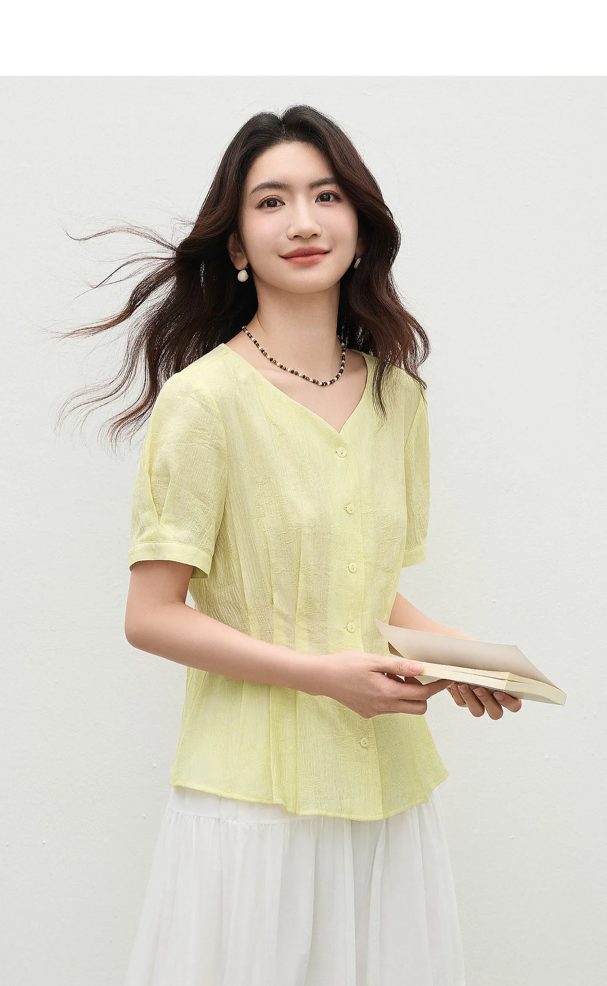 SENTUBILA Casual V-Ausschnitt Strukturierte Chiffon-Bluse für Damen 2026 Sommer Plissierte Taille Laternenärmel Hemd 162VA6625 – Detail 8