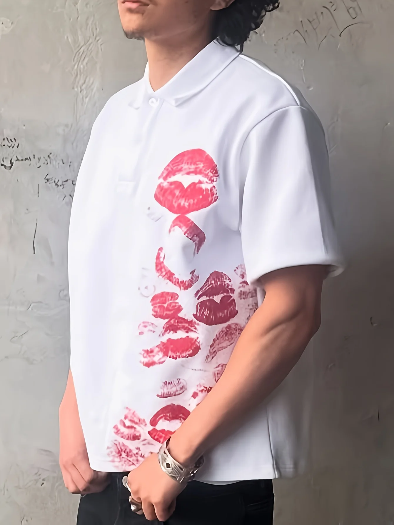 Herren Sommer Retro Klassisches Vielseitiges Poloshirt mit Kragen und Kurzen Ärmeln Punk-Stil Bedrucktes T-Shirt mit Rotem Kiss-Muster – Detail 4